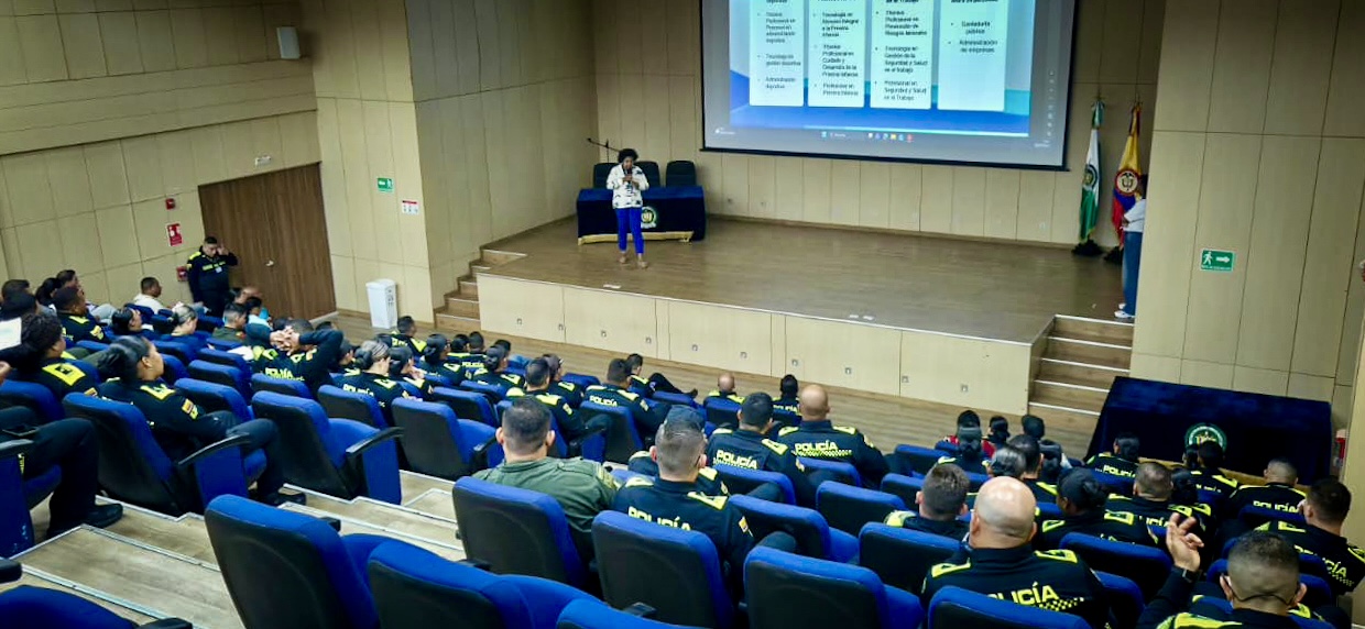 IUSAI ACERCÓ SU OFERTA ACADÉMICA AL PERSONAL DE LA POLICÍA NACIONAL EN EL ARCHIPIÉLAGO